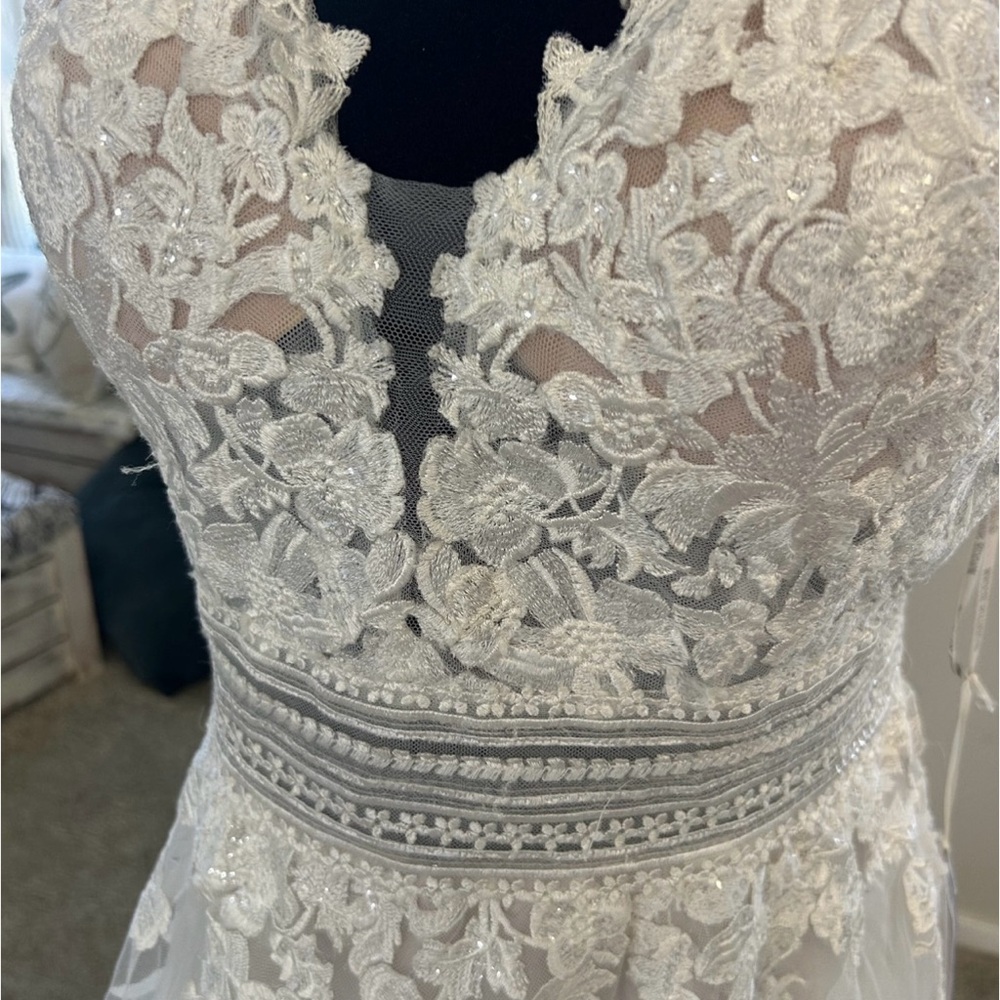 Maggie Sottero “O’Hara” ivory lace/tulle bridal gown - Picture 2 of 4